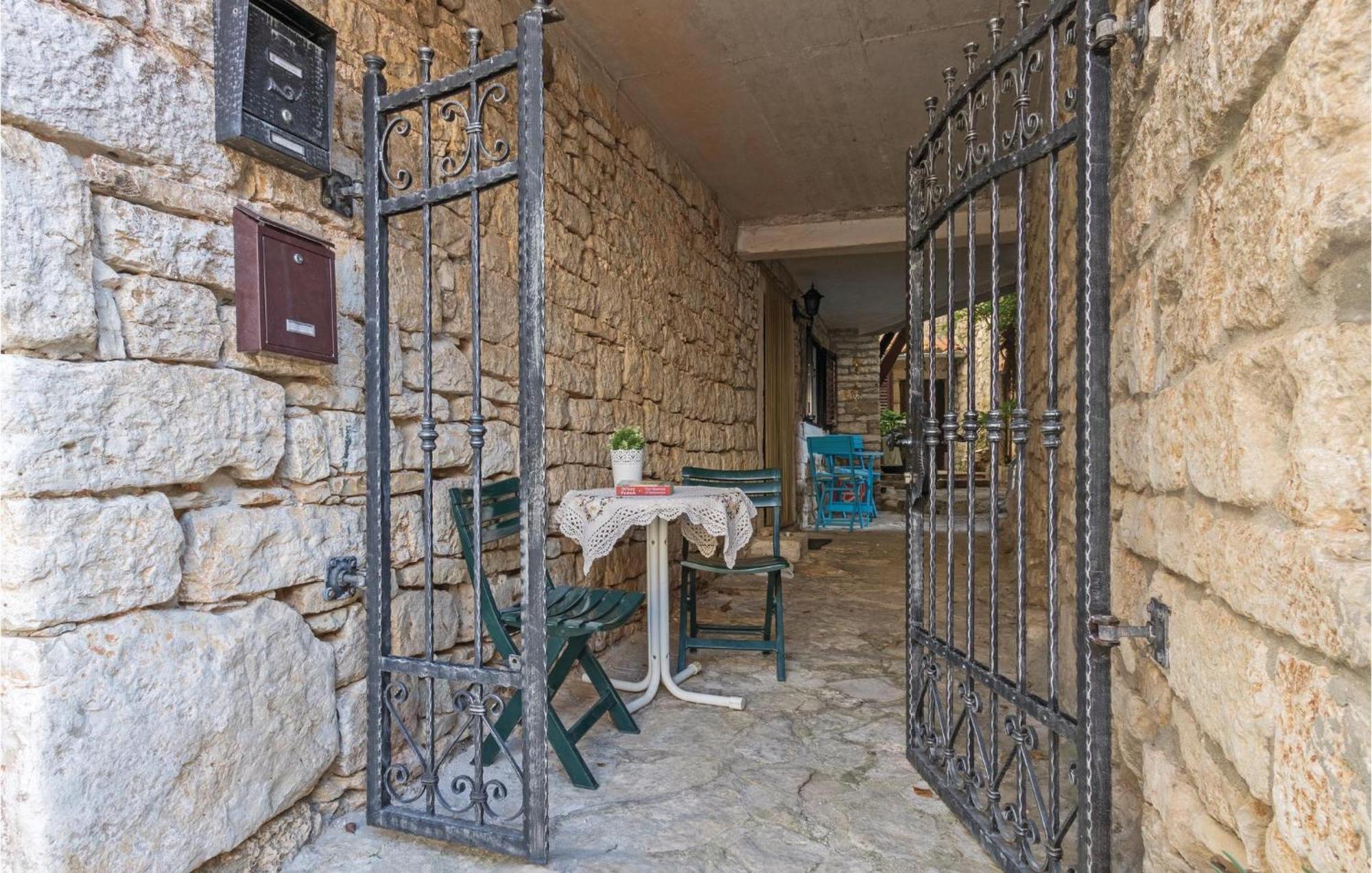 2 Bedroom Stunning Home In Bale Extérieur photo